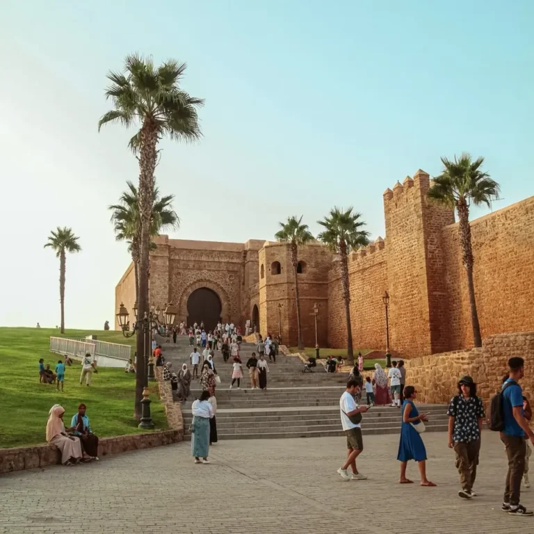 Bab Chellah à Rabat, porte historique avec remparts, palmiers et escaliers