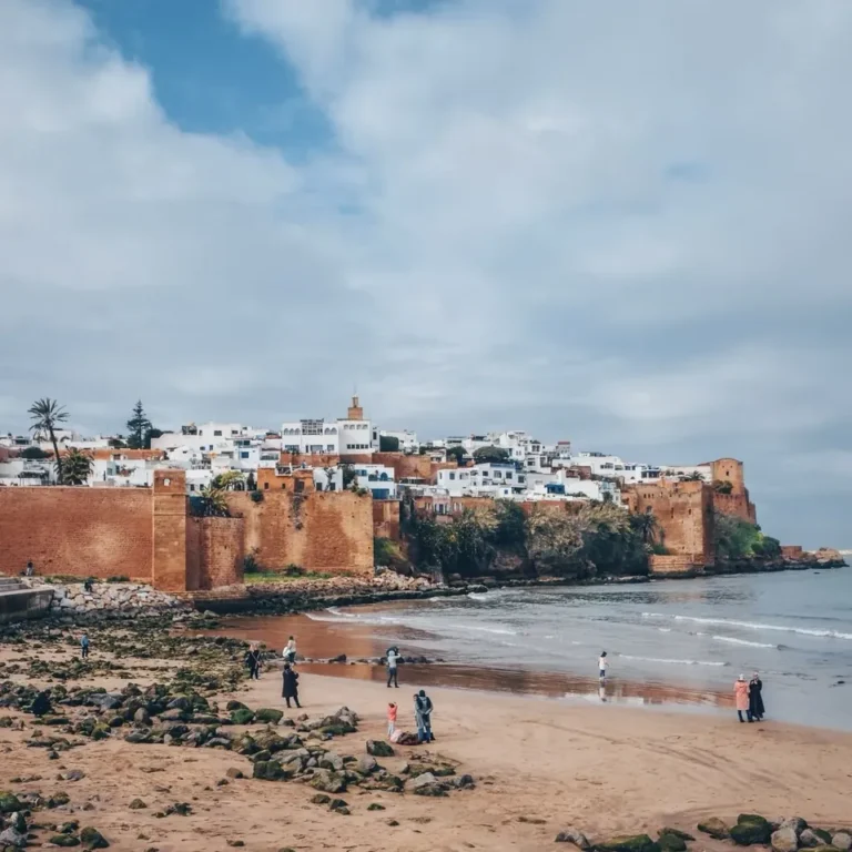 Kasbah des Oudayas à Rabat, remparts ocre et maisons blanches en bord de mer