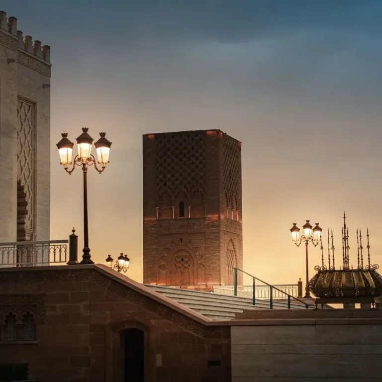 Tour Hassan à Rabat au coucher du soleil, architecture historique et lampadaires