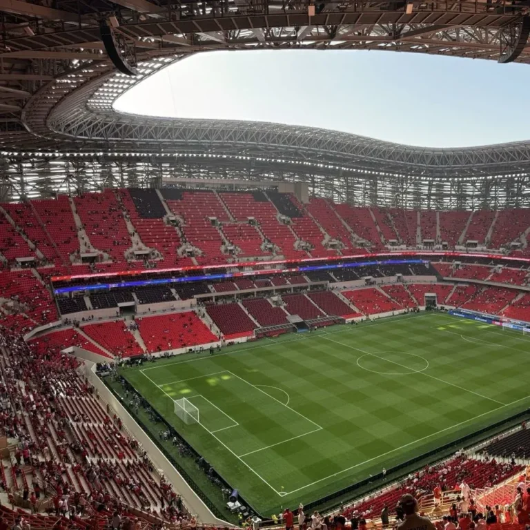 Intérieur du stade Prince Moulay Abdellah à Rabat, tribunes rouges et terrain de football